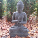 Eine der Buddha-Figuren im Außenbereich.