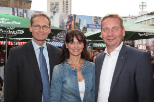 Geschäftsstellenleiterin Jennifer Woelki mit dem Regierenden Bürgermeister Michael Müller und Vorstandsmitglied Uwe Timm (r.).