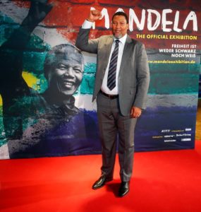 Nkosi Zwelivelile Mandela, Nelson Mandelas Enkel, eröffnete die Ausstellung in Berlin.