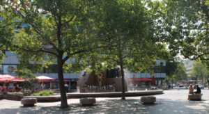 Der Weltkugelbrunnen - oder Wasserklops - auf dem Breitscheidplatz.