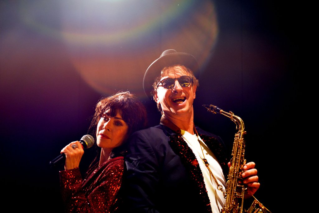 Pollys (Anja Kruse) und Jeremys (Ingolf Lück) gemeinsame Leidenschaft: die Liebe zum Jazz. Sie als Sängerin, er als Saxophonist.